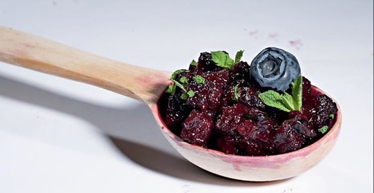 Соус из черники с хлебом и мятой