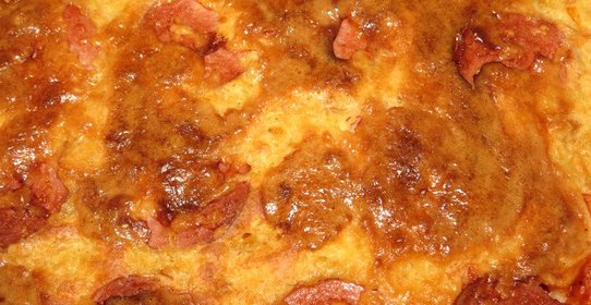 Пицца на жидком тесте с колбасой