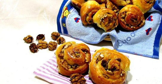 Булочки с орехами и кокосовой стружкой