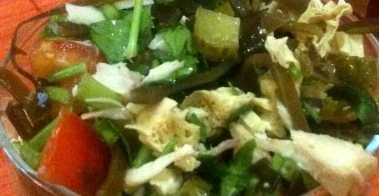 Салат восточной кухни с фучжу, морской капустой и соленым огурцом