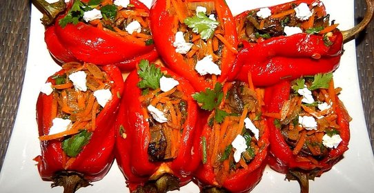 Запеченый перец, фаршированный фетой, обжаренными овощами и грибами