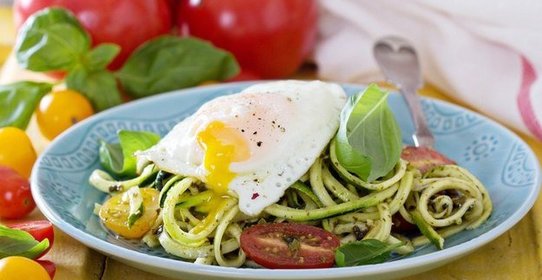 Овощная паста из цукини с томатами, яйцом и соусом песто