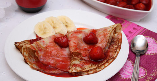 Банановые блинчики с клубничным соусом