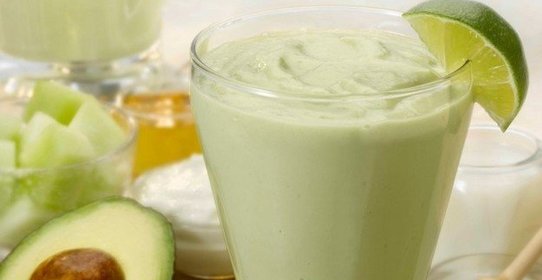 Смузи с авокадо и кокосовым молоком