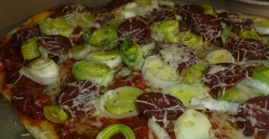 Пицца с пореем и салями