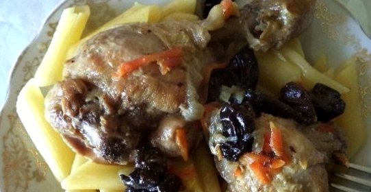 Курица, тушенная с черносливом в сметане