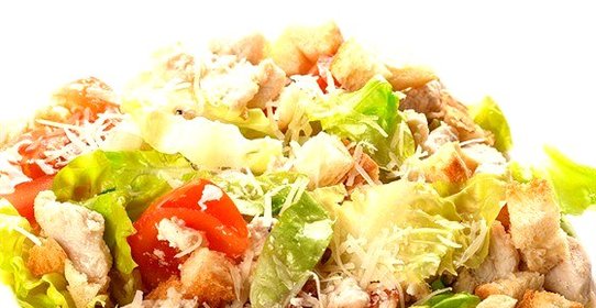 Салат «Цезарь» с чесночными сухариками