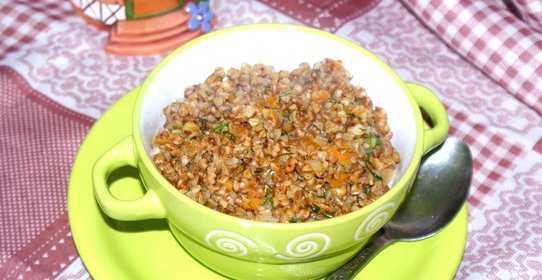 Гречневая каша с овощами и чесноком