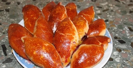 Вкусные дрожжевые пирожки с вишней в духовке