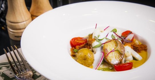 Кальмары гриль с молодым картофелем и жёлтым перечным соусом.