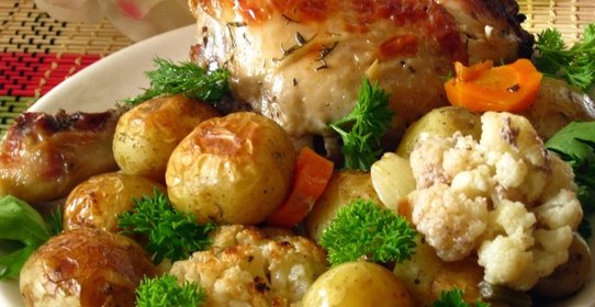 Запеченная курица с молодым картофелем и цветной капустой