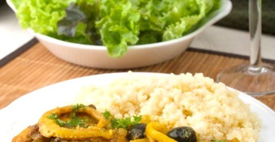 Куриная грудка с хересом, оливками и маслинами