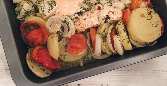 Запеченный лосось с картофелем