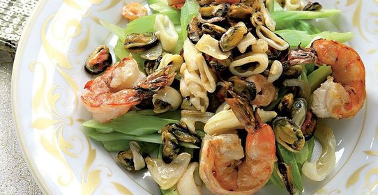 Салат с морским коктейлем под соусом сабайон с карри