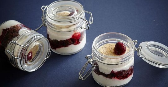 Черный лес с шоколадным брауни, взбитыми сливками, компотом «вишня-чили» и ванильным крем-брюле