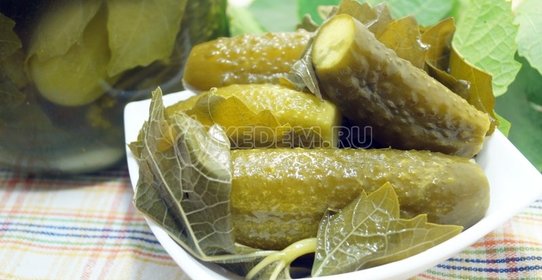 Солёные огурцы в листьях винограда