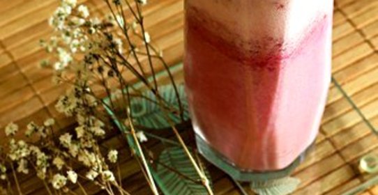 Смузи из свежих ягод с ванильным мороженым