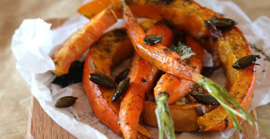 Печеные оранжевые овощи с изюмом и тыквенными семечками