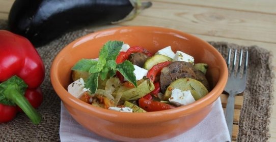 Тушеные овощи с брынзой