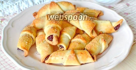 Рогалики с консервированной вишней