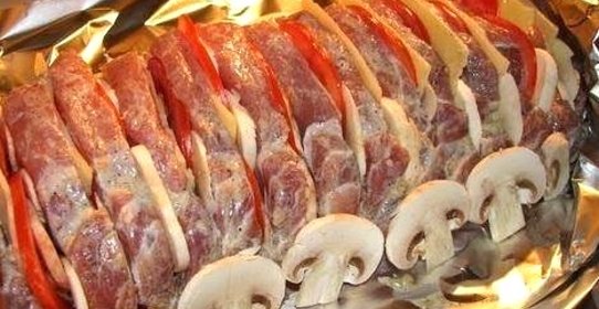 Мясо, фаршированное сыром и помидорами