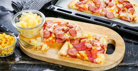 Пицца с ананасами и колбасой