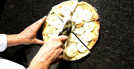 Пицца с голубым сыром и грушей