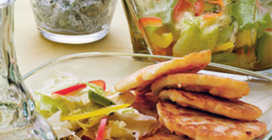 Кукурузные оладьи с салатом