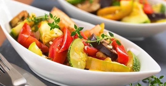 Овощное рагу с чесноком и перцем