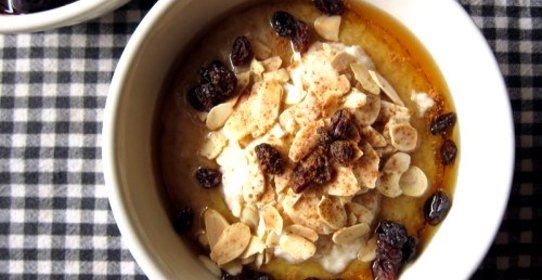 Овсяная каша с виски, изюмом и миндалем