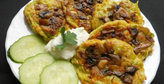 Морковно-кабачковые оладьи с припеком из грибов