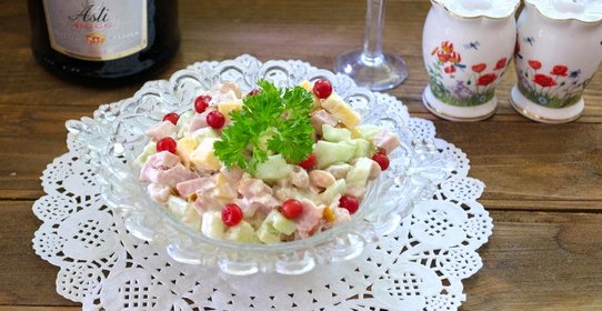 Сытный салат с фасолью и свиной корейкой