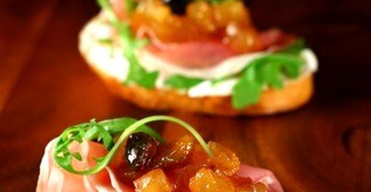 Тосты с сыром, прошутто и инжирным джемом