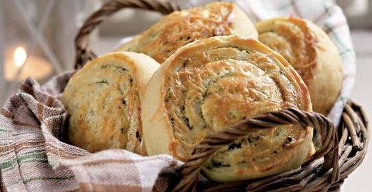 Плюшки с овечьей брынзой и чесноком