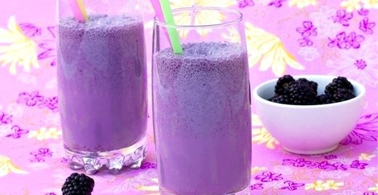 Молочный коктейль с ежевикой