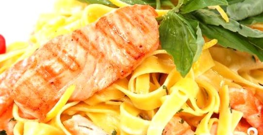 Паста с лососем и луком