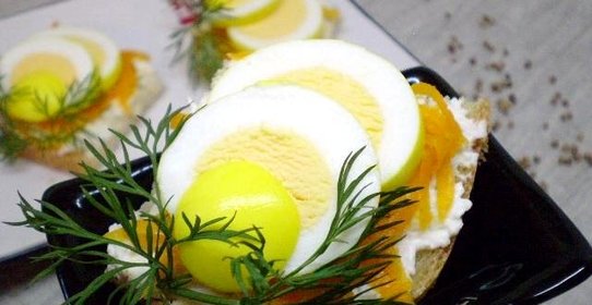 Канапе с маринованными яйцами и морковью