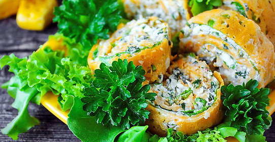 Рулет из сыра с зеленью и яблоком