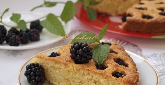 Пирог с кокосовой стружкой и ежевикой