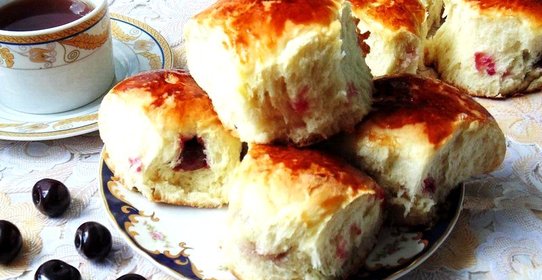 Сдобные булочки с вишней