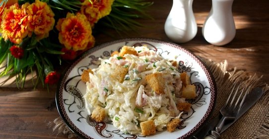 Салат удачный с сухариками