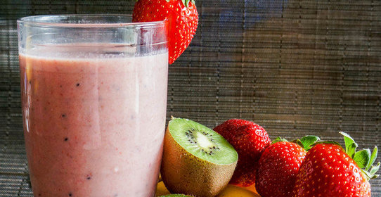 Смузи из киви, клубники и банана