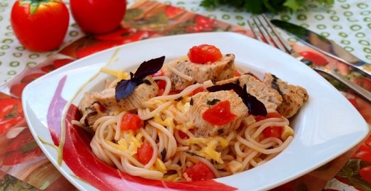 Спагетти с куриным филе и помидорами