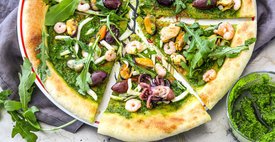 Пицца с песто и морепродуктами