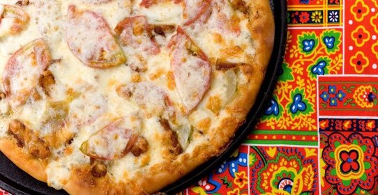 Пицца с помидорами и огурцами