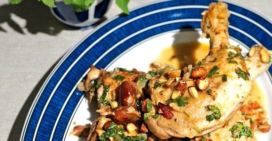 Тушеная курица с финиками