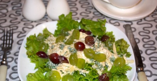 Салат с виноградом, сыром и чесноком