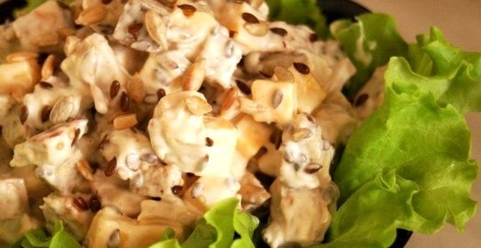 Салат с курицей и сухариками