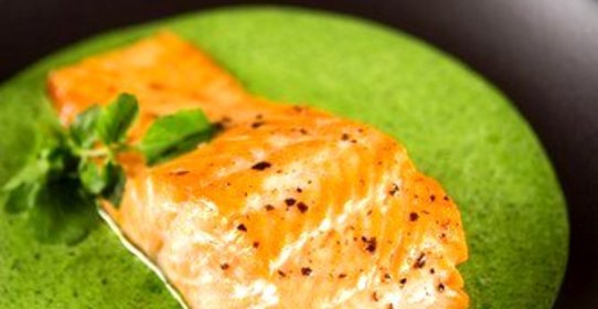 Лосось на гриле с острым огуречно-хреновым соусом