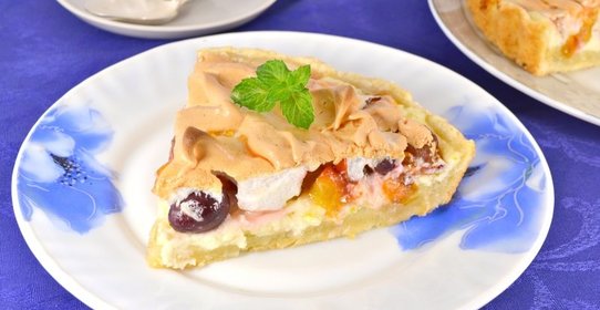 Песочный пирог с творогом, сливами и виноградом под меренгой